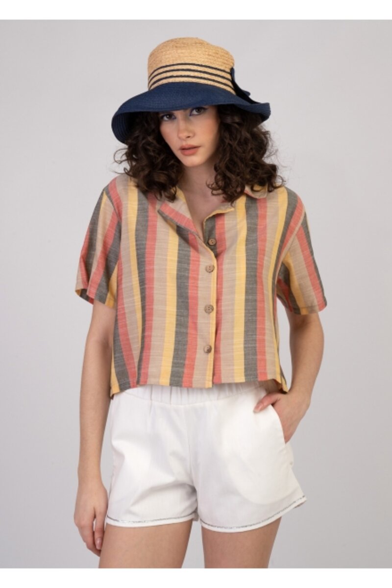 SHORT SHIRT WITH DESIGN AND CLOSE TO THE FRONT WITH BUTTONS