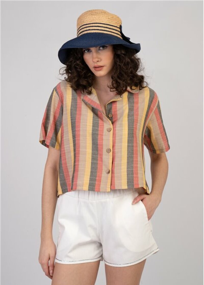 SHORT SHIRT WITH DESIGN AND CLOSE TO THE FRONT WITH BUTTONS