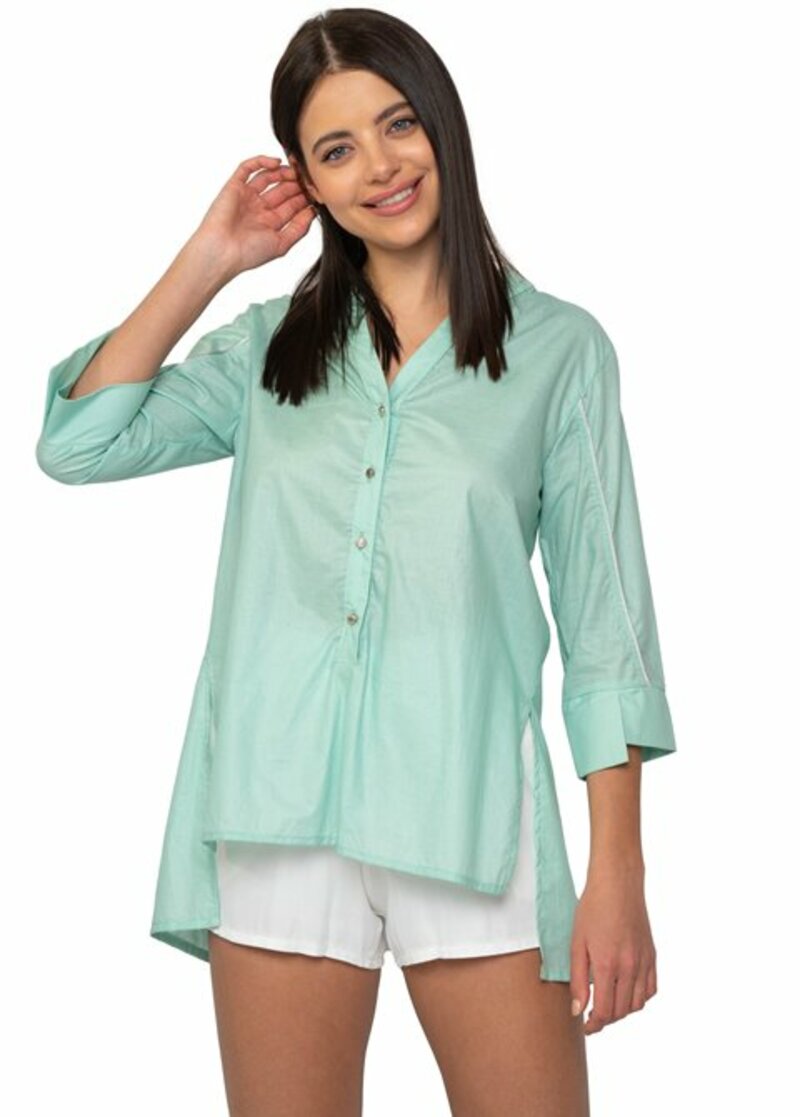 SHIRT WITH LONG SLEEVE.FASTENS DOWN WITH BUTTONS.
