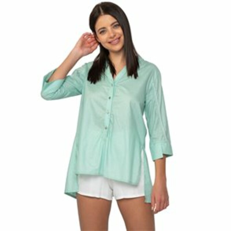 SHIRT WITH LONG SLEEVE.FASTENS DOWN WITH BUTTONS.