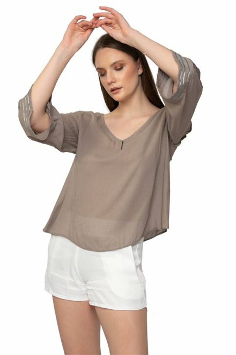 BLOUSE WITH DESIGN ON THE SLEEVES