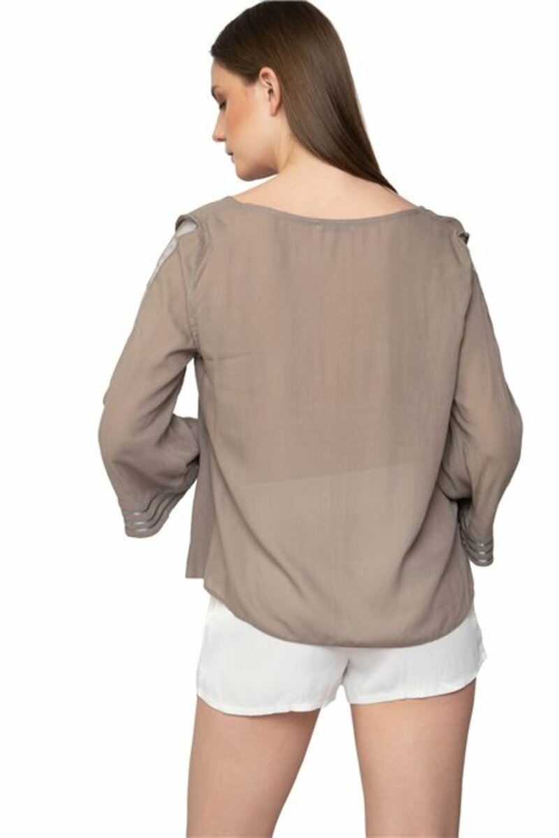 BLOUSE WITH DESIGN ON THE SLEEVES