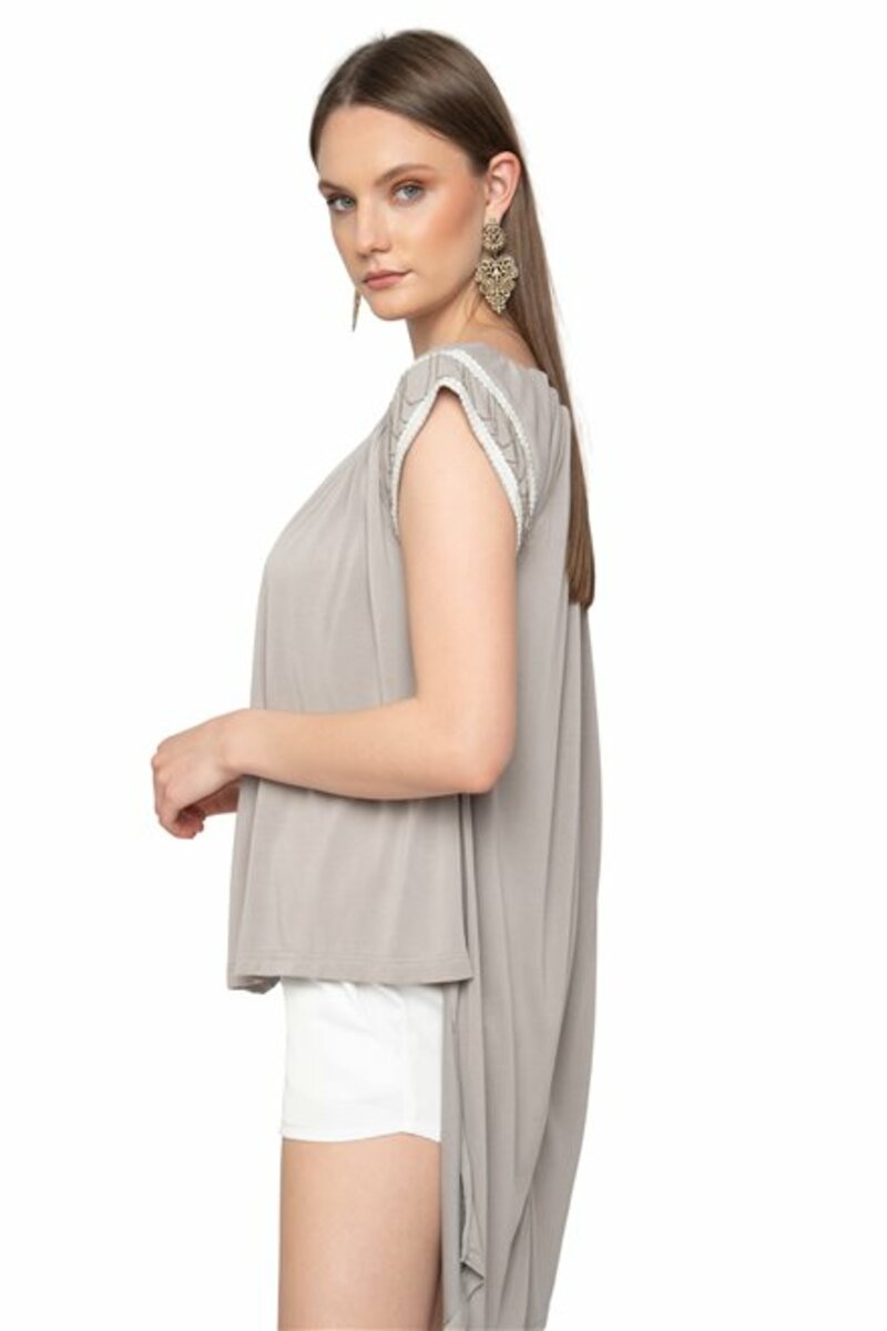 ASYMMETRIC BLOUSE WITH DETAIL ON THE SHOULDER