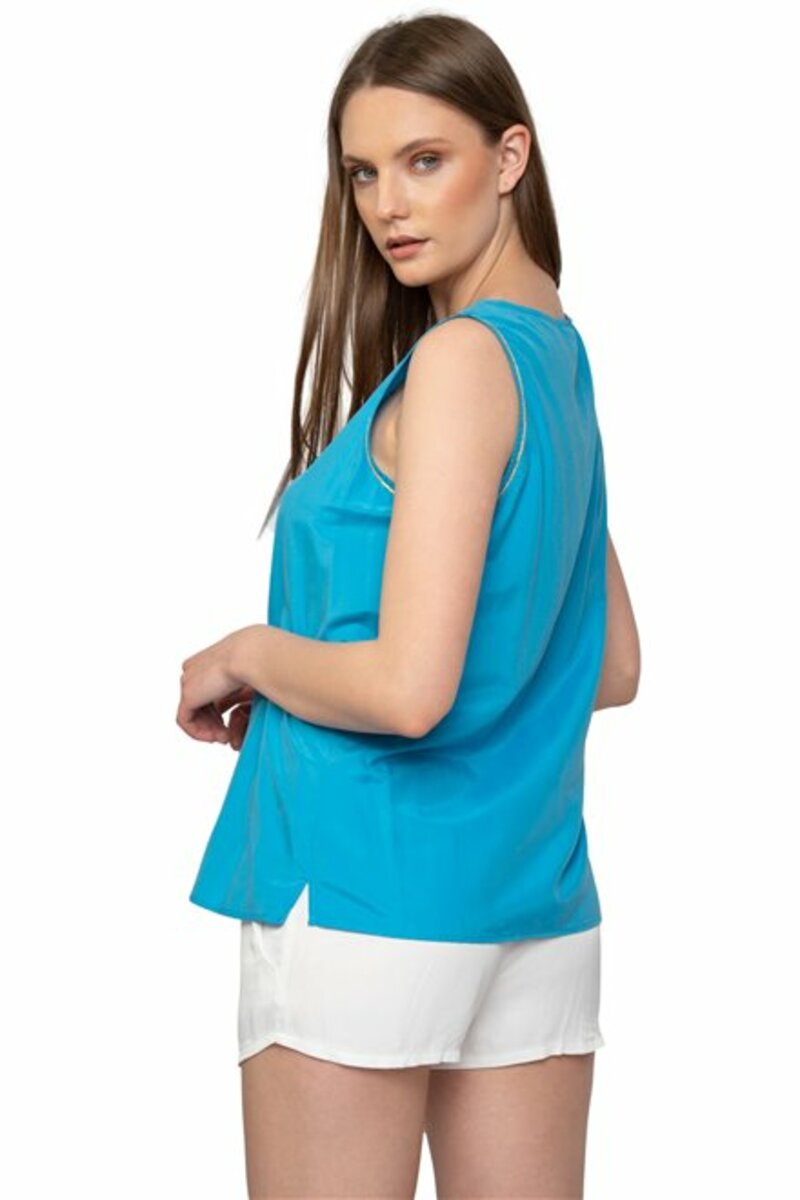 SLEVELESS BLOUSE WITH GOLDEN DETAIL ON THE SHOULDER