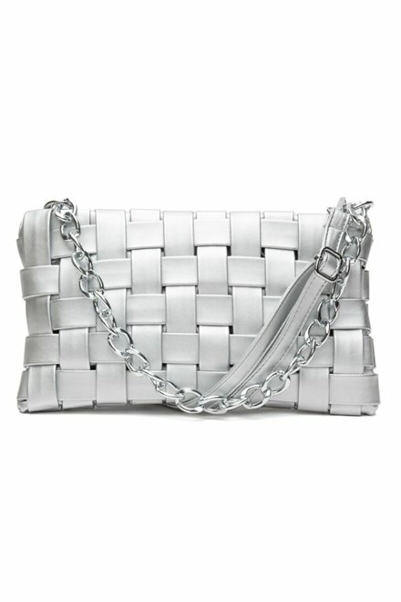 LEATHER SHOULDER BAG WITH EXTERIOR DETAILS.SHOULDER STRAP WITH CHUNKY CHAIN.ZIP CLOSURE.