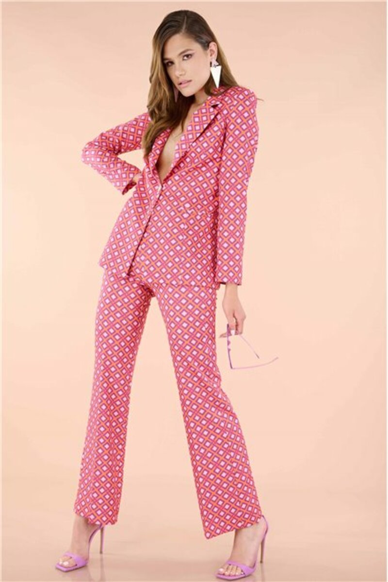 BLAZER WITH COLLAR AND LONG SLEEVES.BUTTON-UP FRONT FASTENING.HIGH WAIST TROUSERS.FLARED HEMS