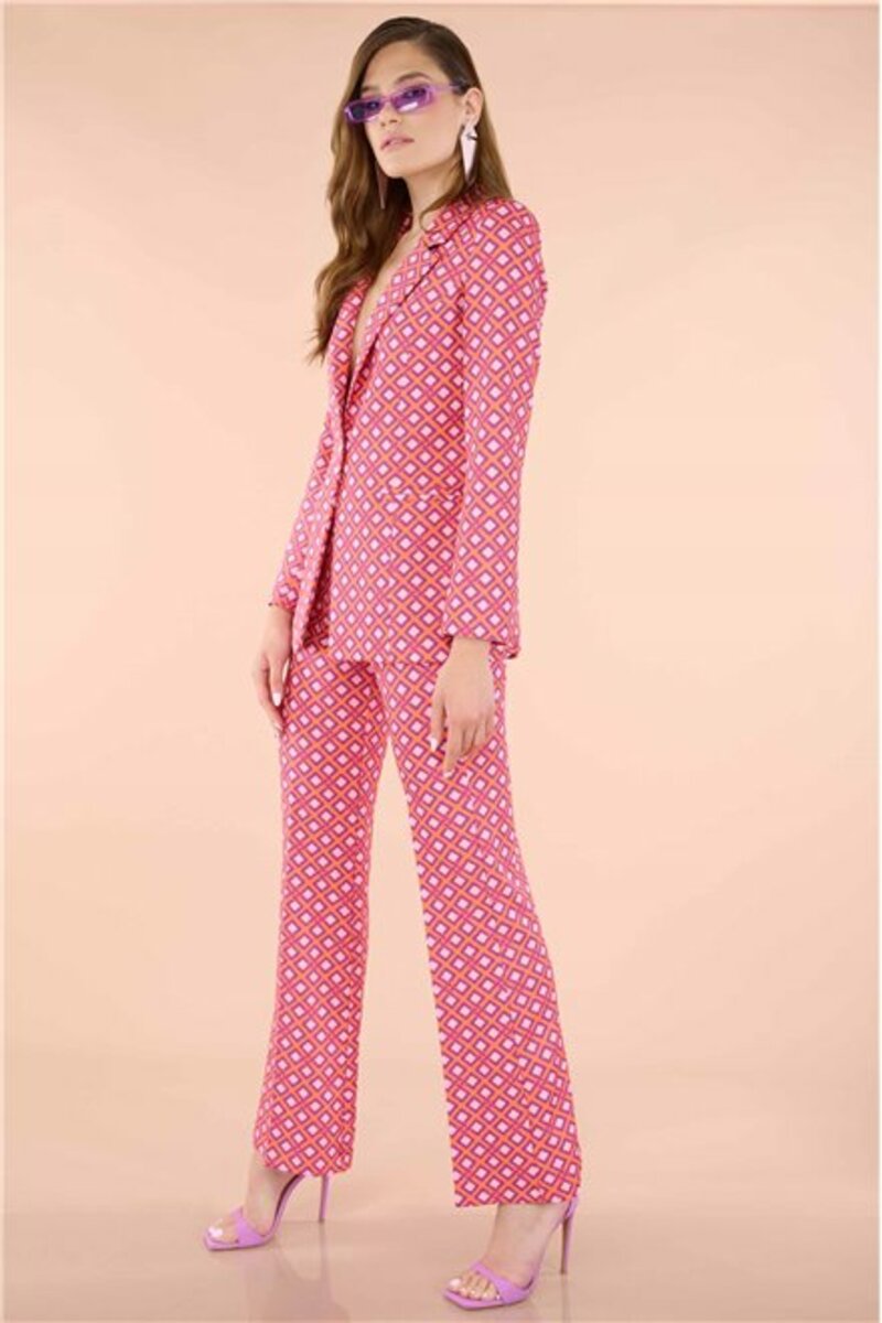 BLAZER WITH COLLAR AND LONG SLEEVES.BUTTON-UP FRONT FASTENING.HIGH WAIST TROUSERS.FLARED HEMS