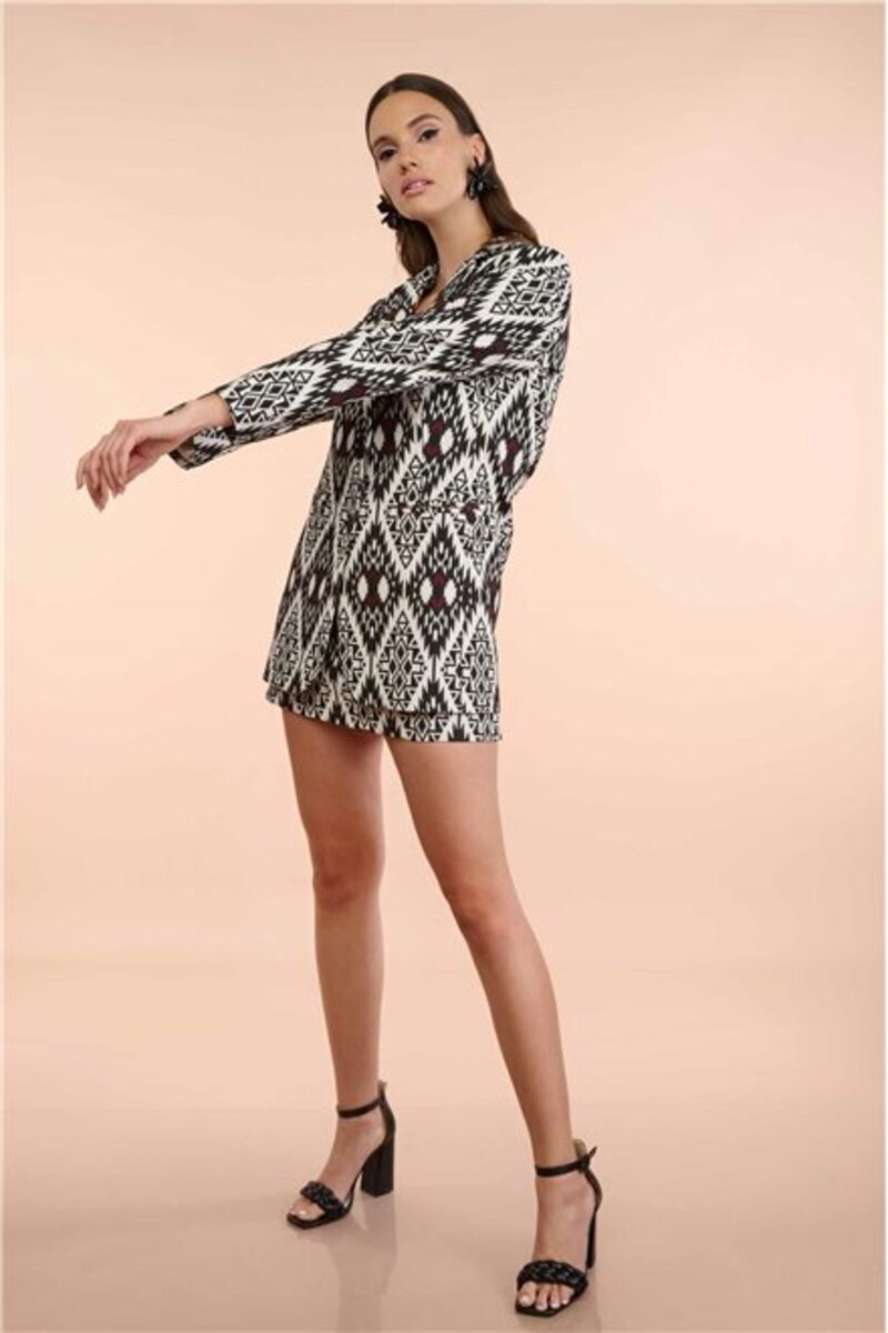 BLAZER WITH COLLAR AND LONG SLEEVES.FRONT FASTENING WITH BUTTONS.PRINTED MINI SKIRT 