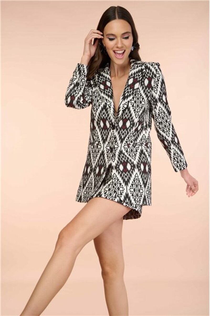 BLAZER WITH COLLAR AND LONG SLEEVES.FRONT FASTENING WITH BUTTONS.PRINTED MINI SKIRT 