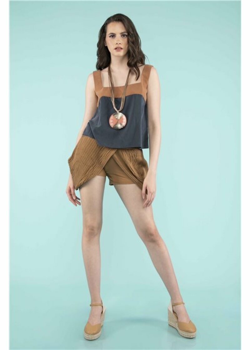 Cropped blouse two-tone sleeveless with wide braces
