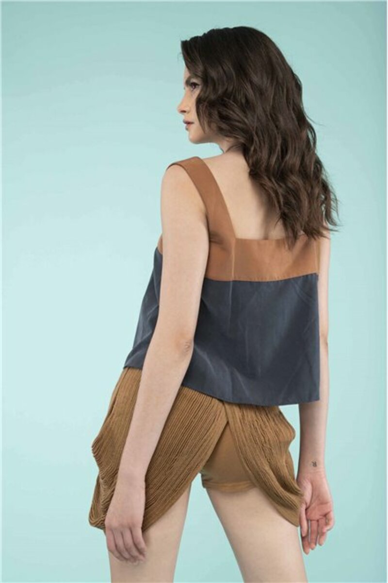 Cropped blouse two-tone sleeveless with wide braces