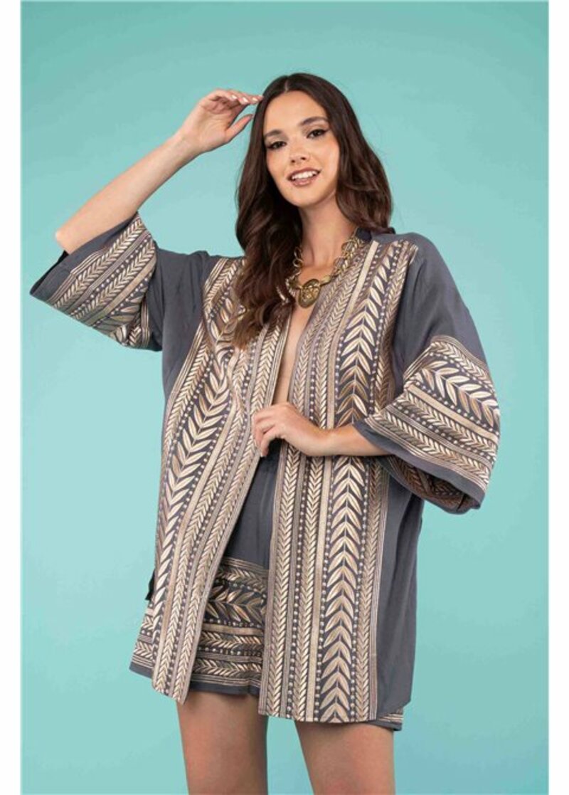 Short bicolor kimono with pattern on the front and sleeves