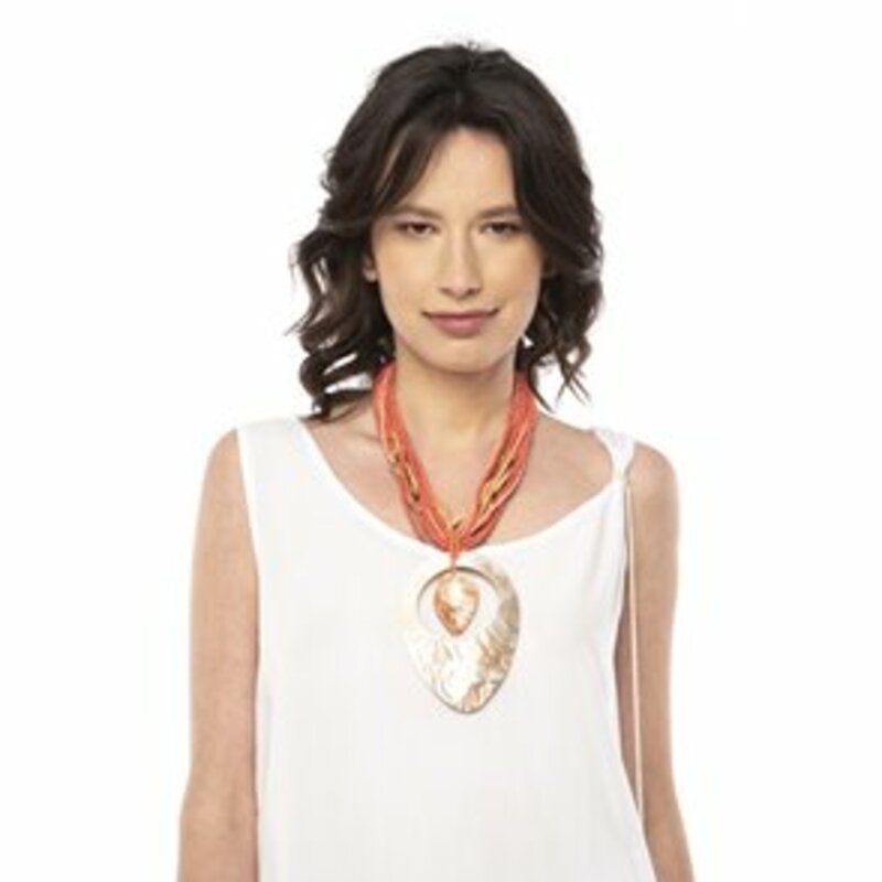 NECKLACE WITH BEADS AND SEASHELL