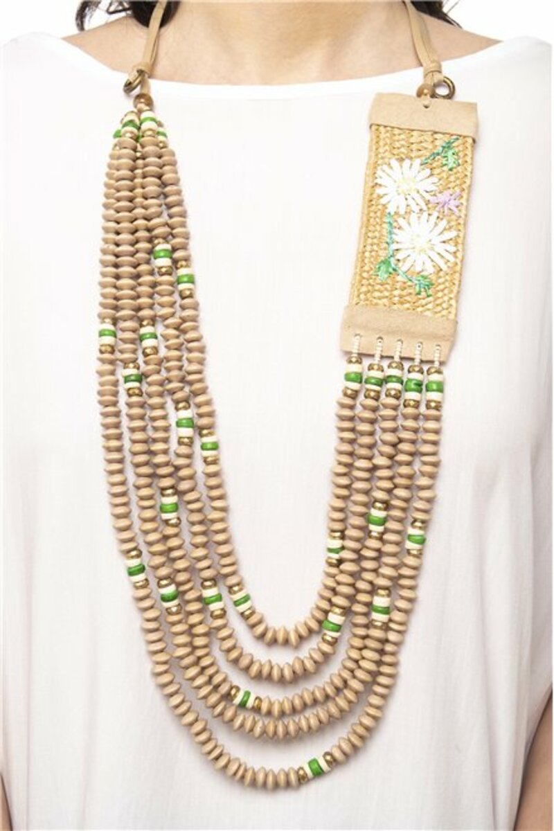 NECKLACE WITH BEADS