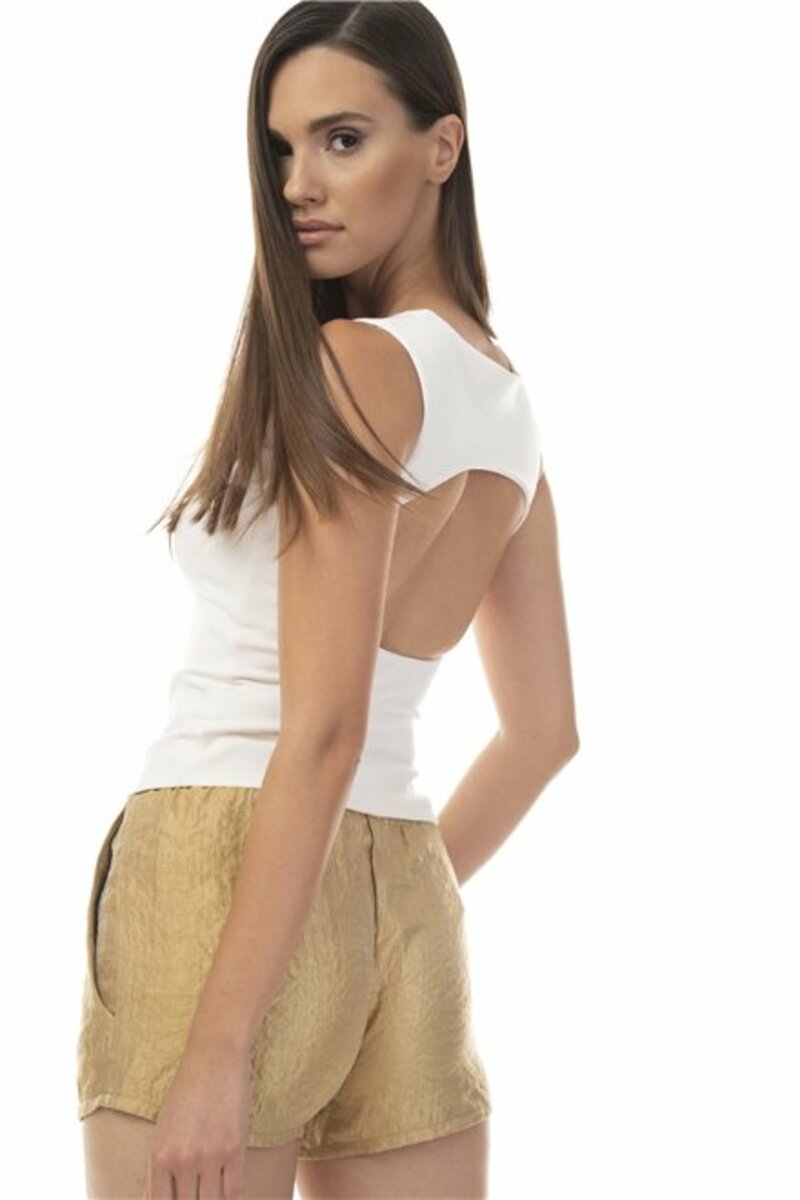 Sleeveless blouse with circular opening in the back