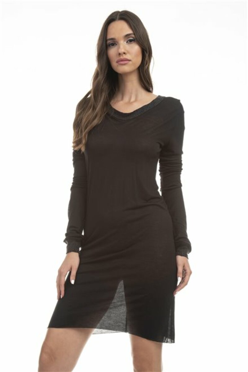 Long-sleeved midi dress and neckline with different fabric