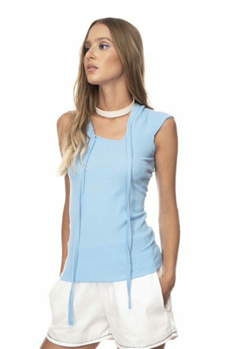 Sleeveless blouse with laces
