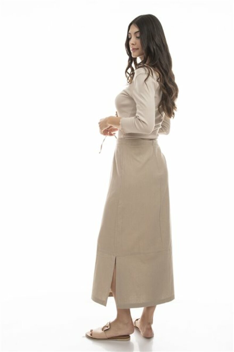 Long straight line skirt with slits