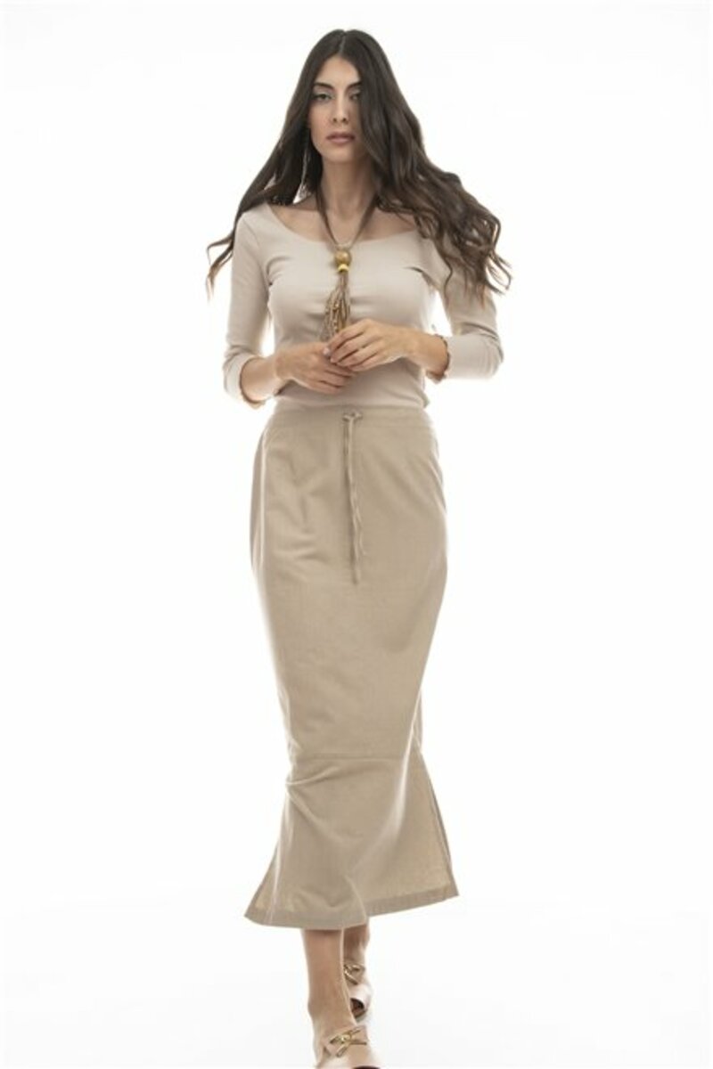 Long straight line skirt with slits