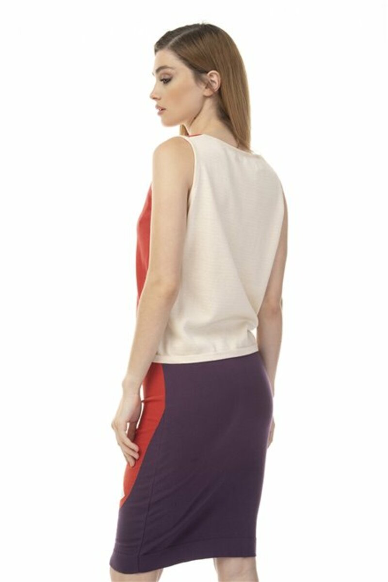 Two-tone skirt in a straight line