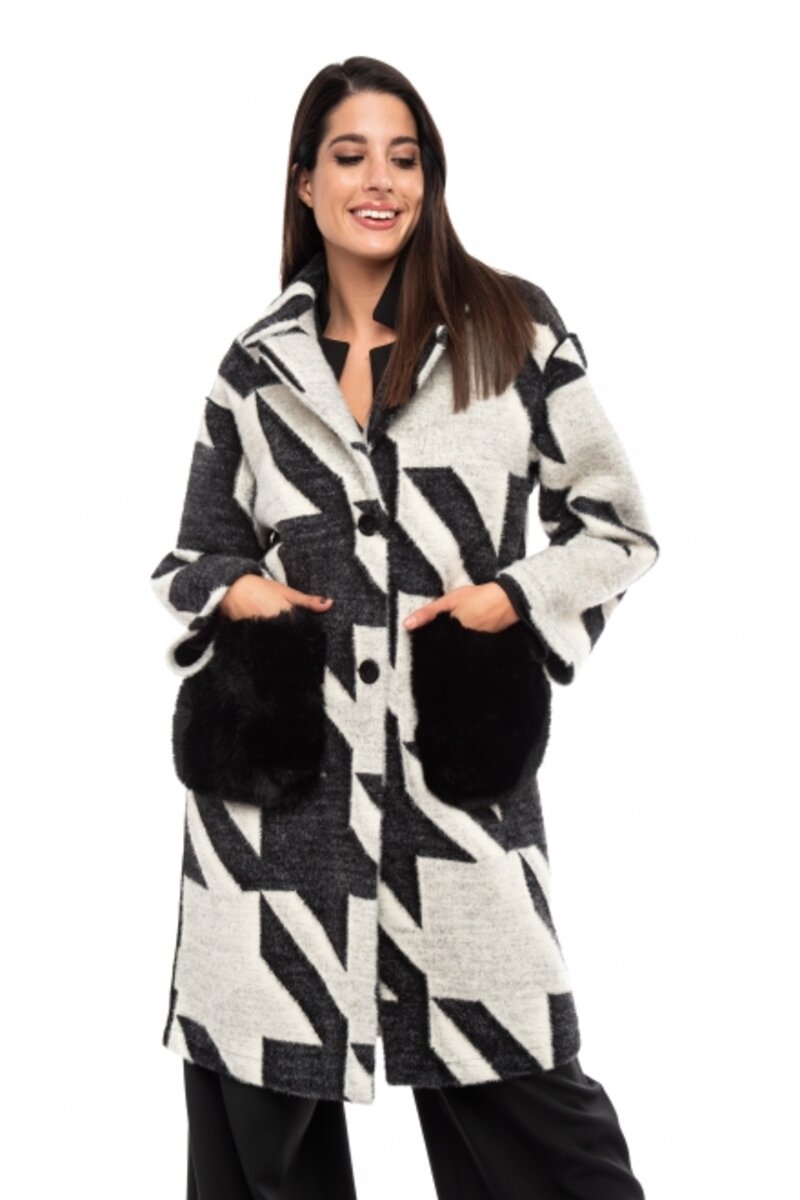 Coat with large fur pockets 128