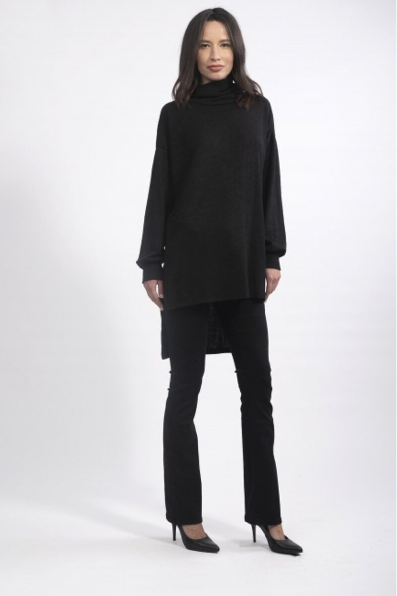 KNITTED LONG BLOUSE WITH HIGH-NECKED AND ASYMMETRIC AT THE BOTTOM