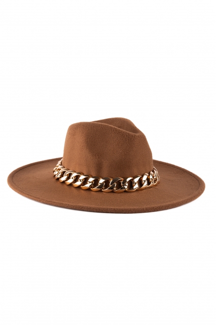 Hat with a large chain