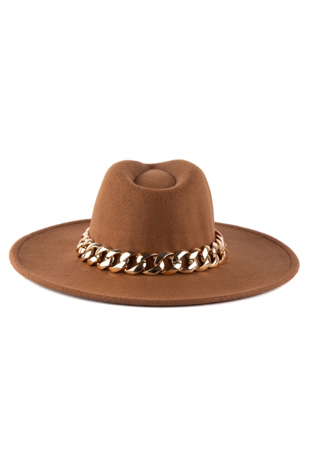 Hat with a large chain