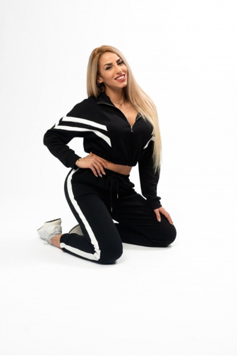 SET OF FORM WITH STRIPE ΟΝ ΤΗΕ SIDE AND SPORT CROP TOP BLOUSE WITH WHITE STRIPE ON THE SHOULDERS WITH FRONT OPENING ZIPPER