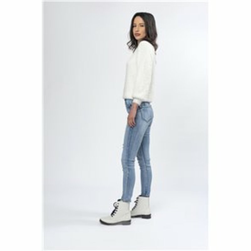 JEANS SKINNY WITH SMALL RIPS CLOSE FRONT WITH ZIPPER AND METALLIC BUTTON