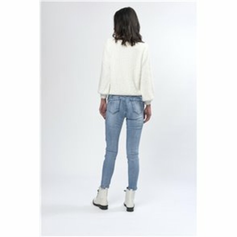 JEANS SKINNY WITH SMALL RIPS CLOSE FRONT WITH ZIPPER AND METALLIC BUTTON