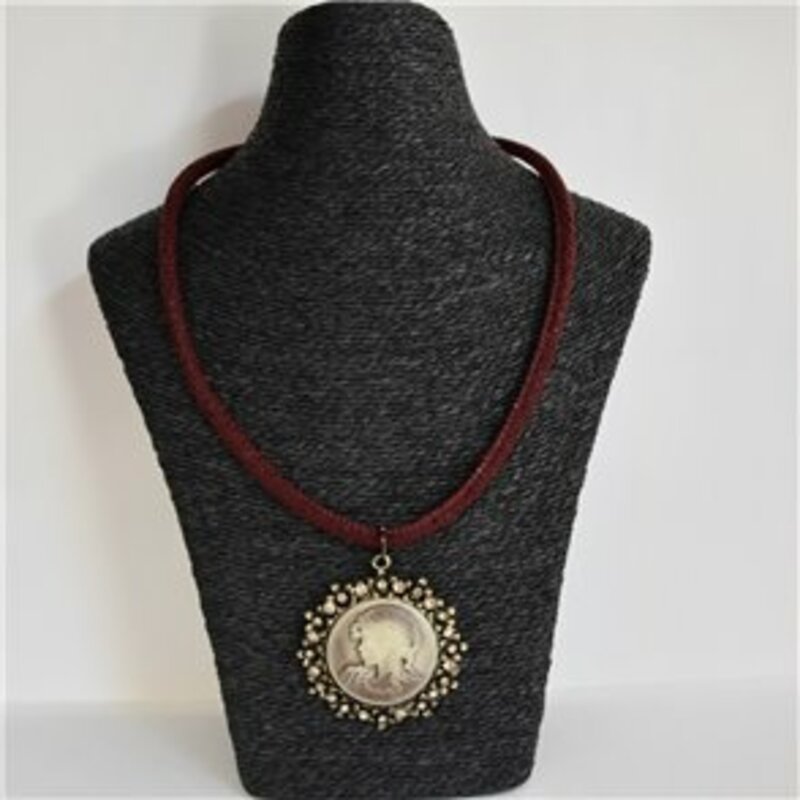 CAMEO ROUND NECKLACE WITH CORD