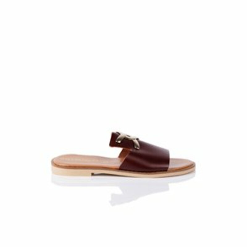 LEATHER OPEN FLAT SANDALS WITH GOLD METALLIC BUCKLE ON THE FRONT