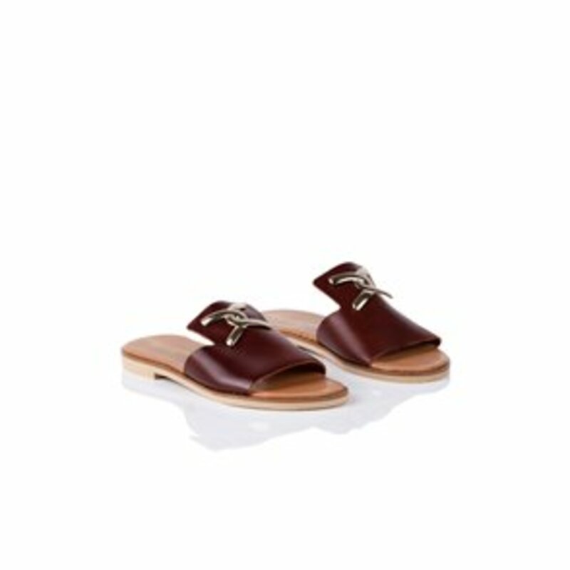LEATHER OPEN FLAT SANDALS WITH GOLD METALLIC BUCKLE ON THE FRONT