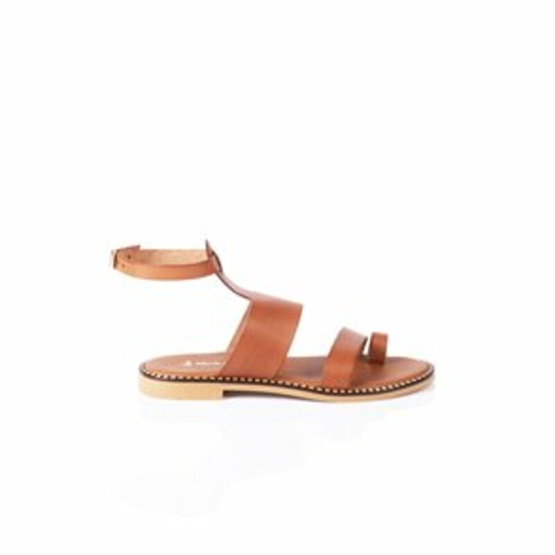 LEATHER FLAT SANDALS WITH STRAPS AND POSITION FOR THE FINGER