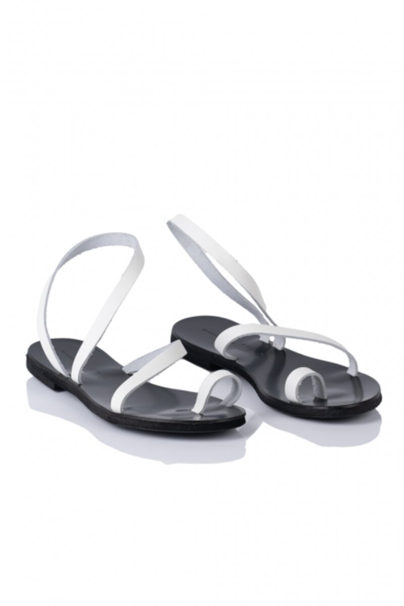 LEATHER FLAT SANDALS WITH SLIM STRAPS AND POSITION FOR THE FINGER