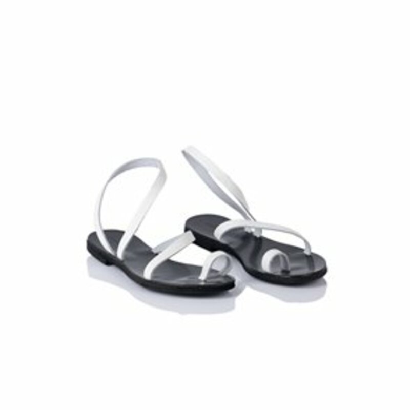 LEATHER FLAT SANDALS WITH SLIM STRAPS AND POSITION FOR THE FINGER
