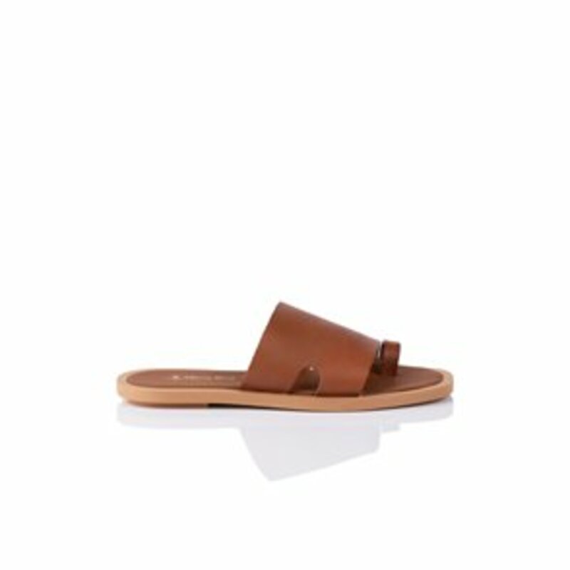LEATHER FLAT SANDALS WITH WIDE STRAPS IN THE FRONT PART AND POSITION FOR THE FINGER