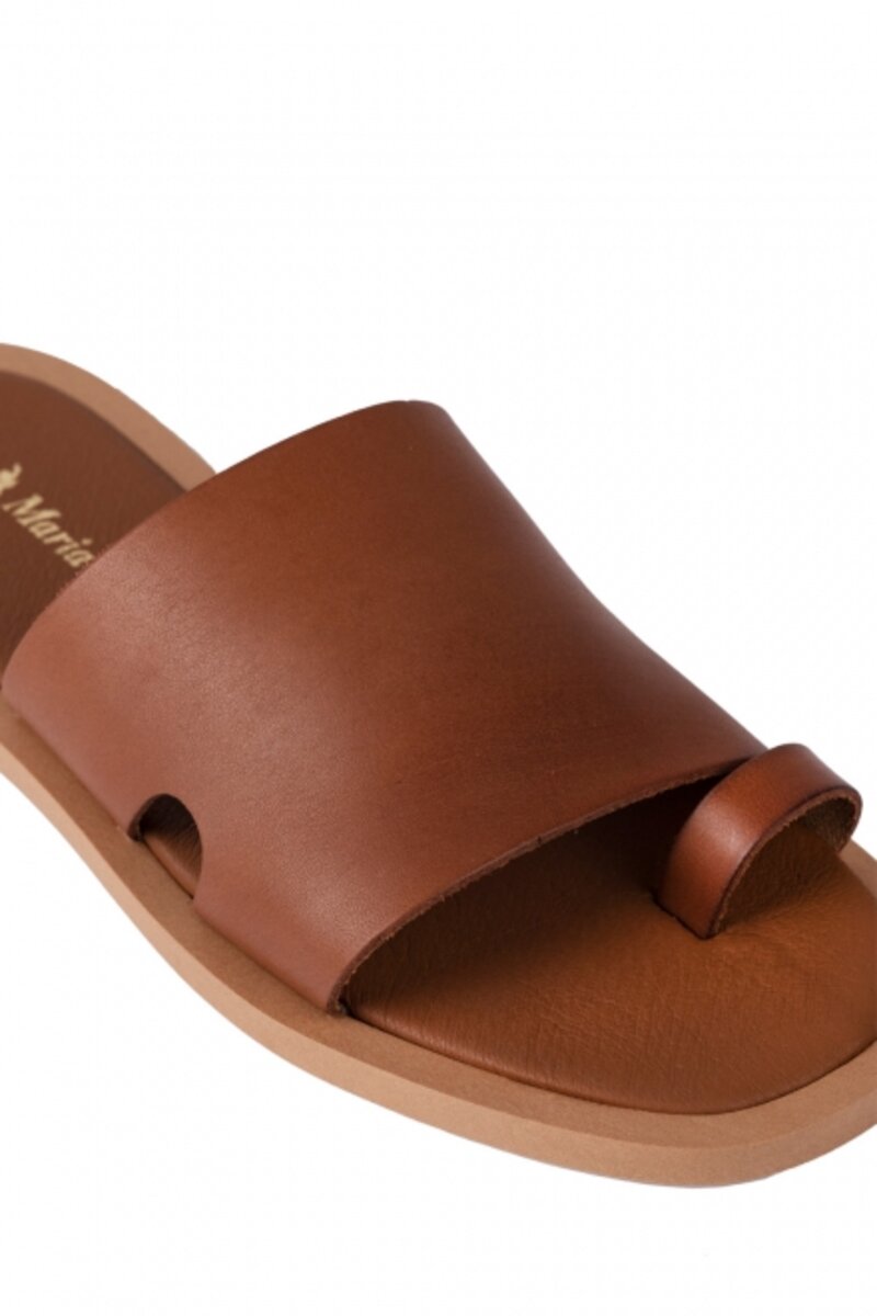 LEATHER FLAT SANDALS WITH WIDE STRAPS IN THE FRONT PART AND POSITION FOR THE FINGER
