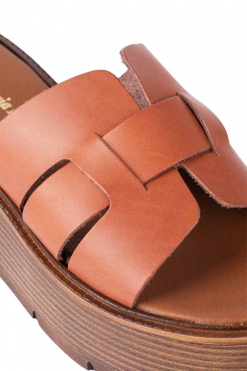 LEATHER OPEN PLATFORM WITH WIDE STRAPS