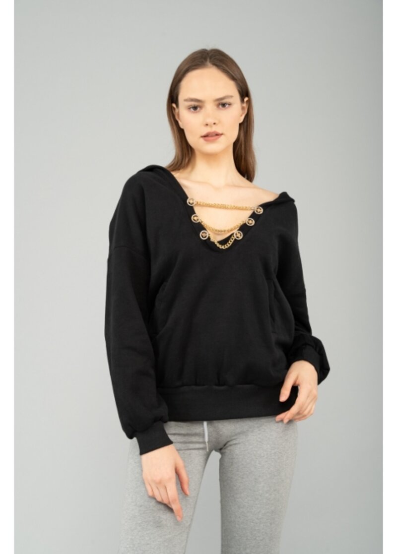 JUMPER WITH CHAIN JEWELRY ON THE DECOLLETAGE