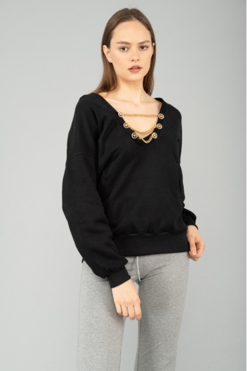JUMPER WITH CHAIN JEWELRY ON THE DECOLLETAGE