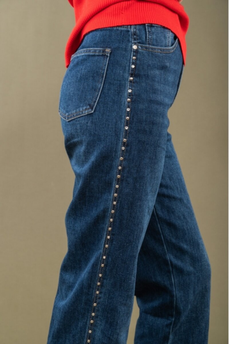 WIDE JEANS WITH STONES ON THE SIDE. CLOSE WITH ZIPPER