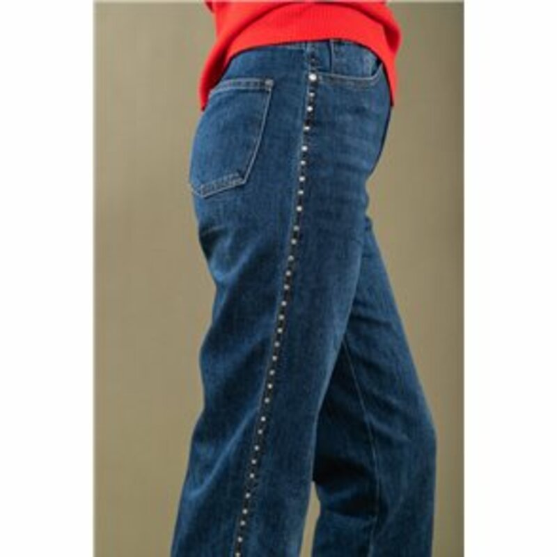 WIDE JEANS WITH STONES ON THE SIDE. CLOSE WITH ZIPPER