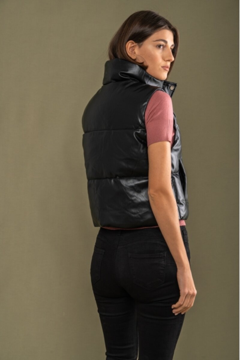 SLEEVELESS LEATHER JACKET WITH BUTTONS AND ZIPPER FOR CLOSING