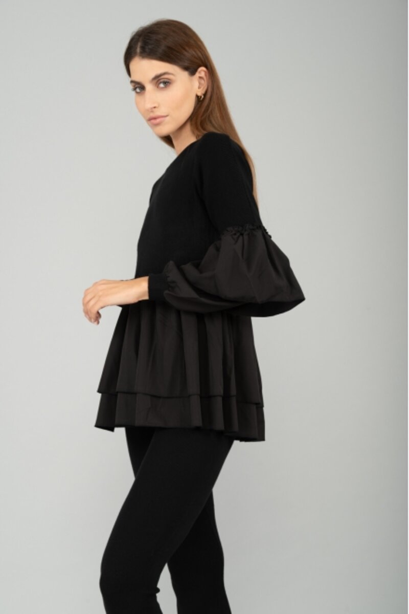 SET OF WOOL BLOUSE WITH RUFFLES ON THE SHOULDERS AND WITH LEGGINGS