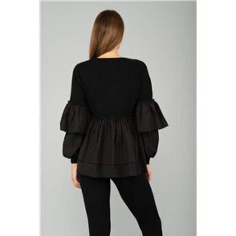 SET OF WOOL BLOUSE WITH RUFFLES ON THE SHOULDERS AND WITH LEGGINGS