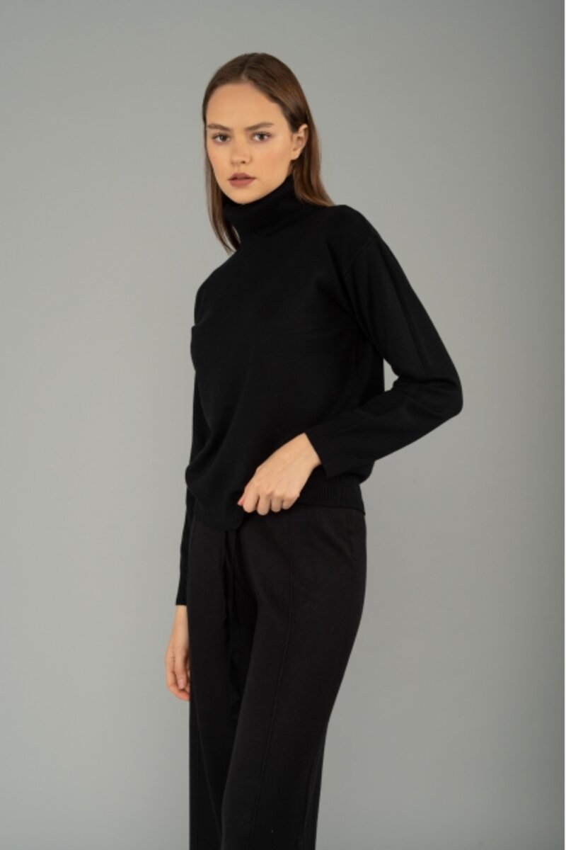 SET OF TROUSERS AND WOOL BLOUSE WITH HIGH-NECKED