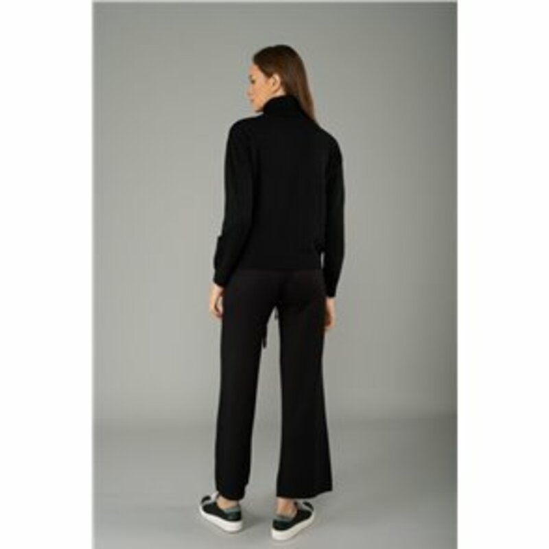 SET OF TROUSERS AND WOOL BLOUSE WITH HIGH-NECKED