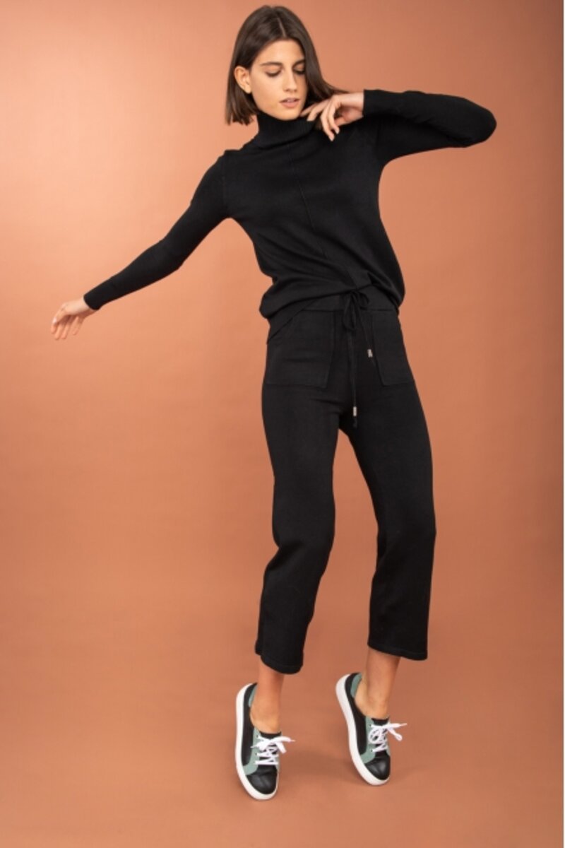 SET OF WOOL SPORT BLOUSE WITH LINE IN THE MIDDLE AND SPORTS COTTON TROUSERS
